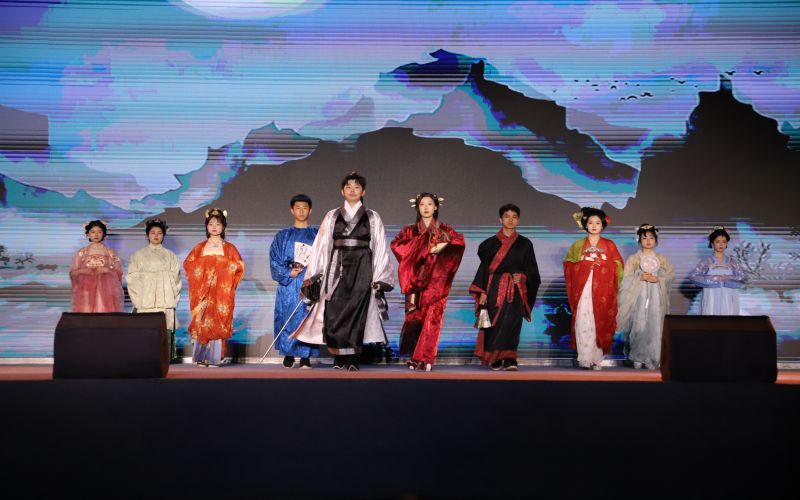 风华盛茂 文学与新闻传播学院.jpg 风华盛茂 文学与新闻传播学院.jpg